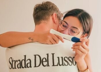 Heboh Awkarin Hamil Dengan Pacar Bulenya: Tampilkan Test Pack di Momen April Mop