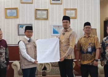 Dirut Perumda Tirtanadi Bagikan Ribuan Handuk Untuk Jamaah Calon Haji Embarkasi Medan