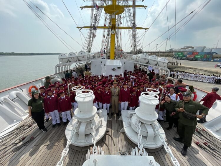 Pemko Medan Ajak Siswa Sekolah Rakyat Naik KRI Bima Suci
