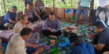 Kapolsek Tigabinanga Silaturahmi ke Desa Perbesi, Perkuat Sinergi Jaga Kamtibmas