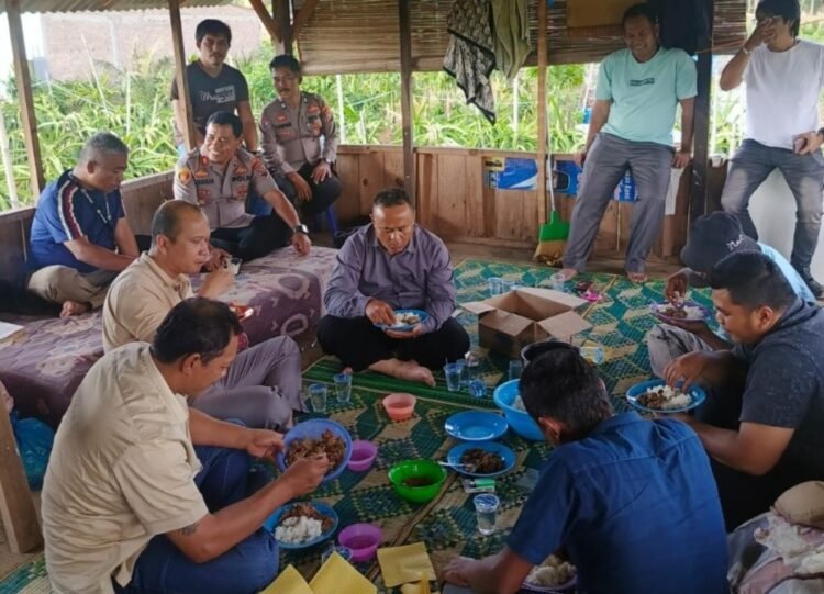 Kapolsek Tigabinanga Silaturahmi ke Desa Perbesi, Perkuat Sinergi Jaga Kamtibmas