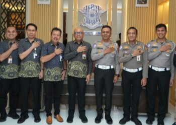 Warga Medan Urus SIM Wajib JKN Aktif