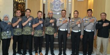 Warga Medan Urus SIM Wajib JKN Aktif