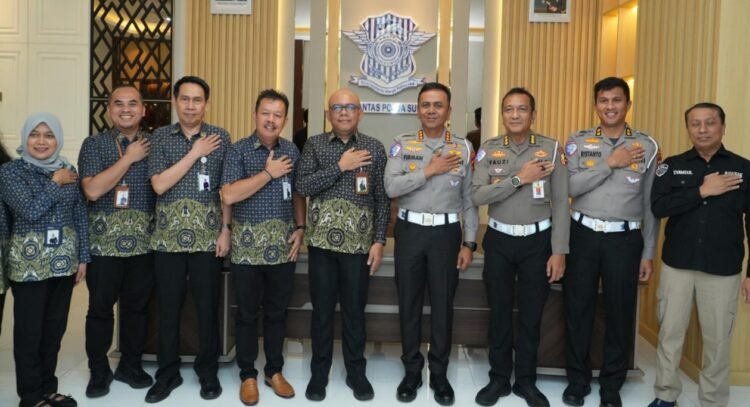 Warga Medan Urus SIM Wajib JKN Aktif