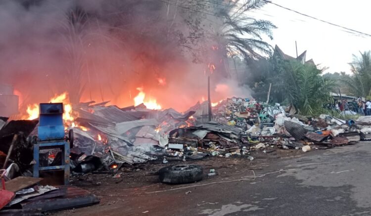 Gudang Barang Bekas Hangus Terbakar di Simpang Simarsayang