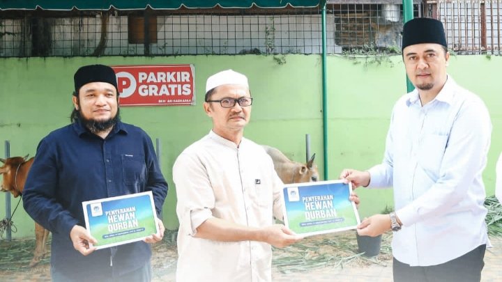 Dirut Perumda Tirtanadi Serahkan 13 Ekor Hewan Sapi Kurban
