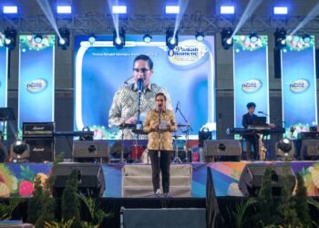 Rico Waas Bawa Pesan Kedamaian di Tengah Ribuan Jemaat Paskah Oikumene