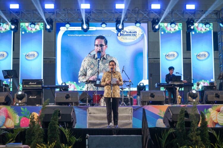 Rico Waas Bawa Pesan Kedamaian di Tengah Ribuan Jemaat Paskah Oikumene