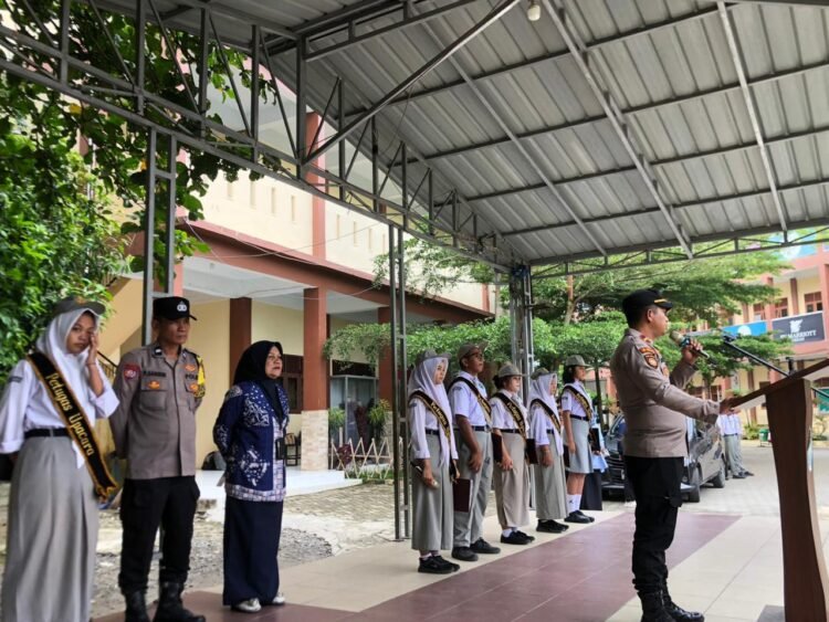 Kanit Binmas Polsek Medan Tuntungan Jadi Pembina Upacara di SMK Gelora Jaya Nusantara Medan