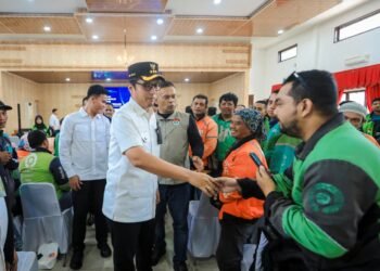 Lindungi Ojol dari Risiko Jalanan, Rico Waas Serahkan Kartu BPJS Ketenagakerjaan untuk Ribuan Driver di Medan