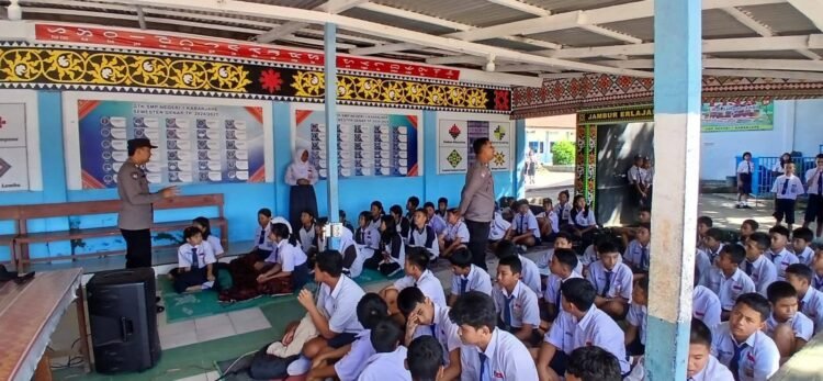 Sat Binmas Polres Karo Berikan Pembinaan dan Sosialisasi Pencegahan Kenakalan Remaja di SMP Negeri 1 Kabanjahe