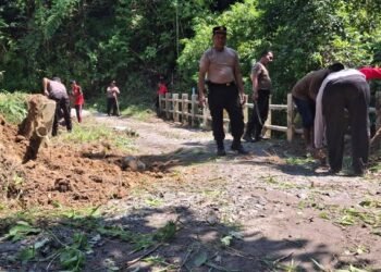 Polsek Juhar dan Warga Rawat Jembatan Pusung-pusung, Penghubung Antar Desa
