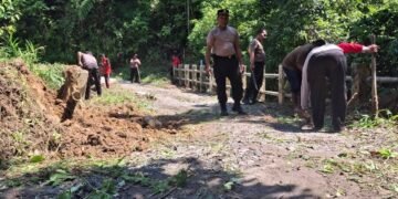 Polsek Juhar dan Warga Rawat Jembatan Pusung-pusung, Penghubung Antar Desa