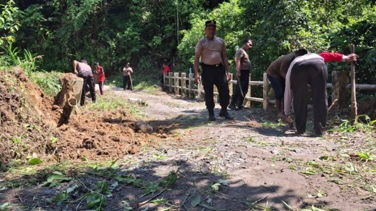 Polsek Juhar dan Warga Rawat Jembatan Pusung-pusung, Penghubung Antar Desa