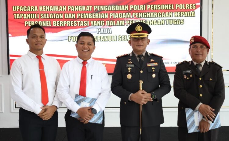 Kapolres Tapanuli Selatan Berikan Piagam Penghargaan Kepada Kasat Reskrim