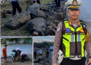 Satlantas Polres Padangsidimpuan Bersama Warga Timbun Bahu Jalan Berlubang