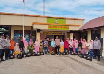 Dalam Rangka HUT Bhayangkara Ke-80, Bhabinkamtibmas Salurkan Bantuan Sosial untuk Warga Kurang Mampu