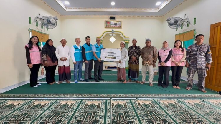 PLN Indonesia Power UBP Pangkalan Susu Salurkan Bantuan Perbaikan Mushola Nurul Huda di Desa Pulau Sembilan