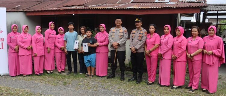 Wujud Kepedulian, Kapolres Langkat Berikan Tali Asih Kepada Istri Personel Polri Yang Suaminya Meninggal