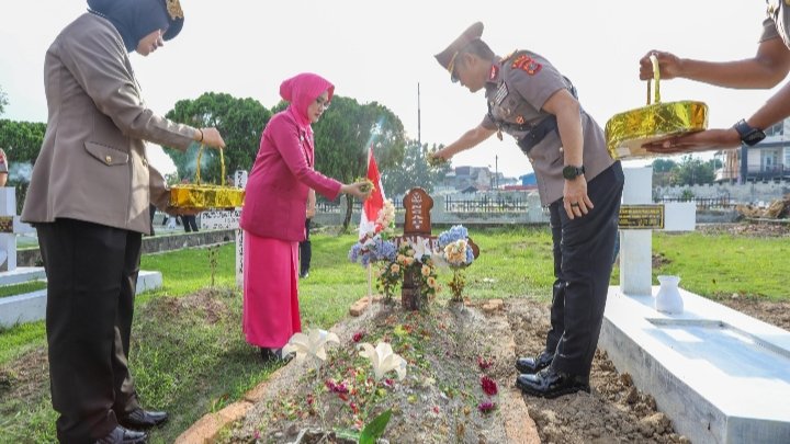 Sambut HUT ke-80 Bhayangkara, Polda Sumut Ziarah ke TMP Medan