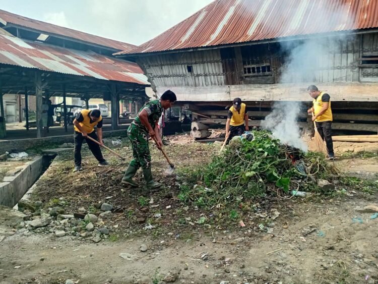 Polsek Juhar Dorong Kebersamaan dan Kamtibmas Melalui Gotong Royong Bersama Warga