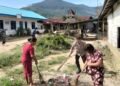 Bhabinkamtibmas Polsek Juhar Gotong Royong Bersama Warga, Perkuat Sinergi Jaga Kamtibmas Desa