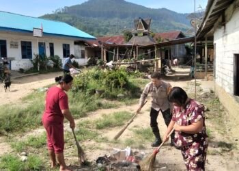 Bhabinkamtibmas Polsek Juhar Gotong Royong Bersama Warga, Perkuat Sinergi Jaga Kamtibmas Desa