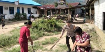 Bhabinkamtibmas Polsek Juhar Gotong Royong Bersama Warga, Perkuat Sinergi Jaga Kamtibmas Desa