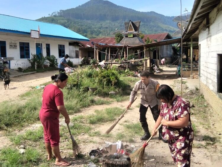 Bhabinkamtibmas Polsek Juhar Gotong Royong Bersama Warga, Perkuat Sinergi Jaga Kamtibmas Desa