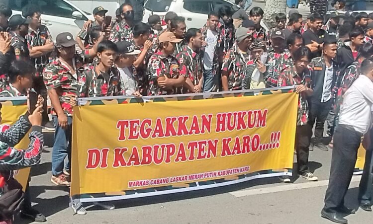 Geruduk Polres Karo, Ratusan Massa Tuntut Pelaku Penyerangan Kantor LMP Ditangkap