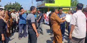 Rangkap Jabatan, Warga Demo Kades Karang Rejo Kecamatan Stabat