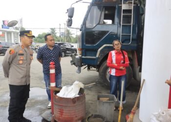 Kapolres Langkat Tinjau Ketersediaan BBM di SPBU Perdamaian Stabat, Antrean Mulai Berangsur Normal