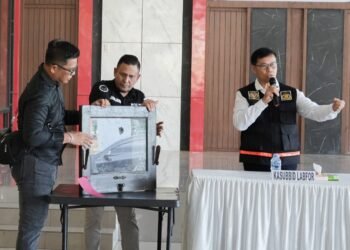 Pecahnya Kaca Jendela Rumah Dinas Wabup Deli Serdang Karena Kerikil