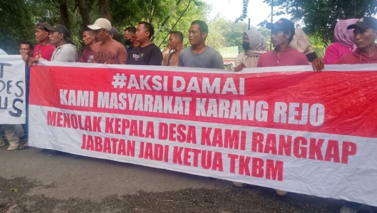 Tolak Kades Rangkap Jabatan, Ratusan Warga Karang Rejo Unjuk Rasa di Kantor Bupati Langkat