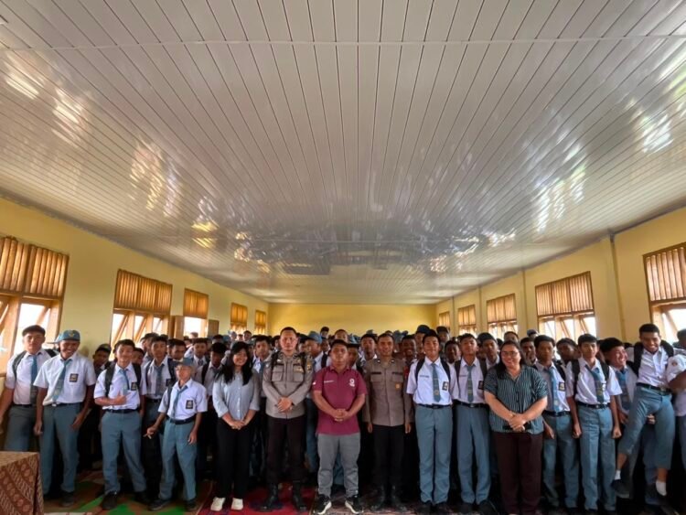 Sat Binmas Polres Karo Berikan Penyuluhan Harkamtibmas kepada Siswa Baru SMK GBKP Kabanjahe