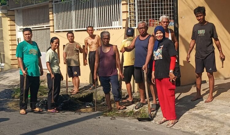 Menyambut HUT ke-81 RI, Warga Lingkungan 3 TSM III Gotong Royong