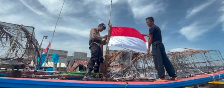 Sambut HUT ke-81 RI, Sat Polairud Polres Langkat Bagikan Bendera Merah Putih kepada Nelayan