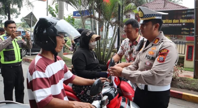 Polres Langkat Bagikan 500 Bendera Merah Putih, Bangkitkan Semangat Kemerdekaan di Tengah Masyarakat