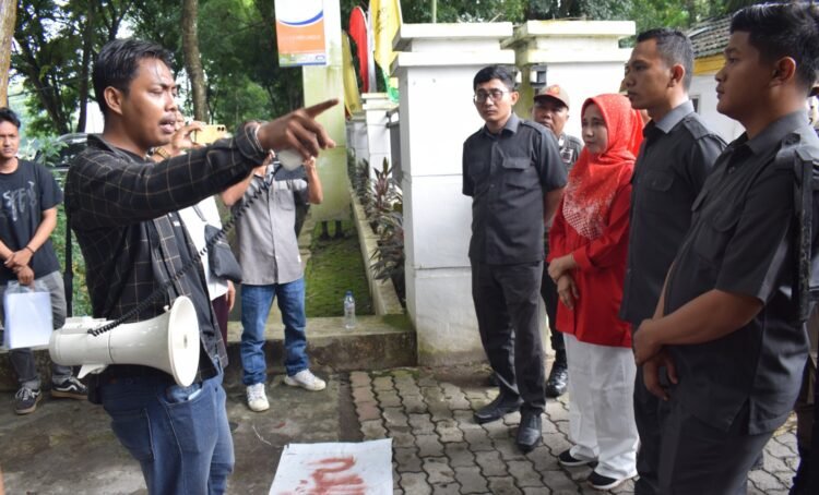Unjuk Rasa di DPRD Langkat, Tuntut Perbaikan Pelayanan 