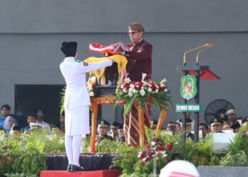 Bersama Istri, Kepala Bapenda Kota Medan Hadiri Upacara HUT ke-81 RI di Lapangan Merdeka