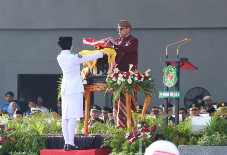 Bersama Istri, Kepala Bapenda Kota Medan Hadiri Upacara HUT ke-81 RI di Lapangan Merdeka