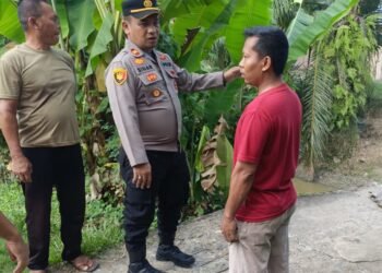 Sahuti Keluhan Warga, Kapolsek Hinai Tinjau Jembatan Rusak di Batu Melenggang