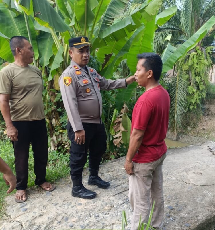 Sahuti Keluhan Warga, Kapolsek Hinai Tinjau Jembatan Rusak di Batu Melenggang