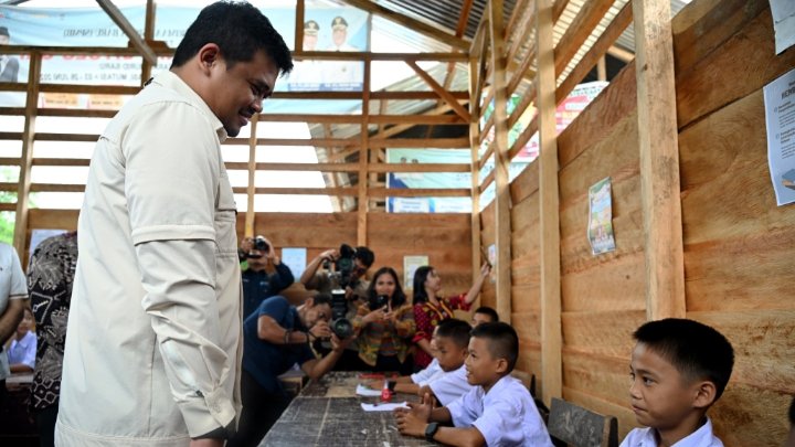 Dulu Belajar di Kelas Papan, Kini Gubernur Bobby Hadirkan Gedung Sekolah Permanen