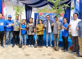DPC Partai Demokrat dan Walikota Sibolga Hadiahkan Taman Buah untuk Warga Huntap