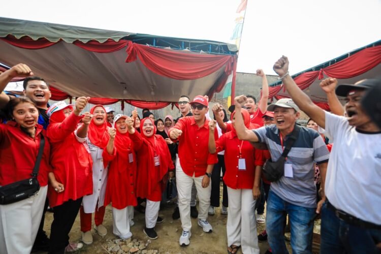 Gebyar Kemerdekaan Medan Kota Meriah, Rico Waas Ikut Semarakkan Panjat Pinang