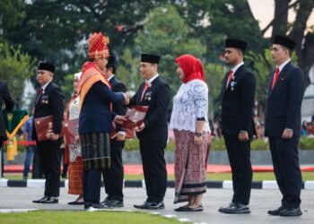 HUT RI ke-81, Rico Waas Serahkan Satyalancana Karya Satya dari Presiden RI kepada Kadis Kominfo