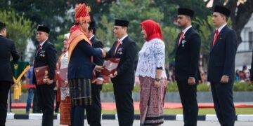 HUT RI ke-81, Rico Waas Serahkan Satyalancana Karya Satya dari Presiden RI kepada Kadis Kominfo