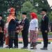 HUT RI ke-81, Rico Waas Serahkan Satyalancana Karya Satya dari Presiden RI kepada Kadis Kominfo