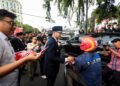 Kibarkan Semangat Kemerdekaan, Rico Waas dan Zakiyuddin Harahap Bagikan Bendera kepada Warga